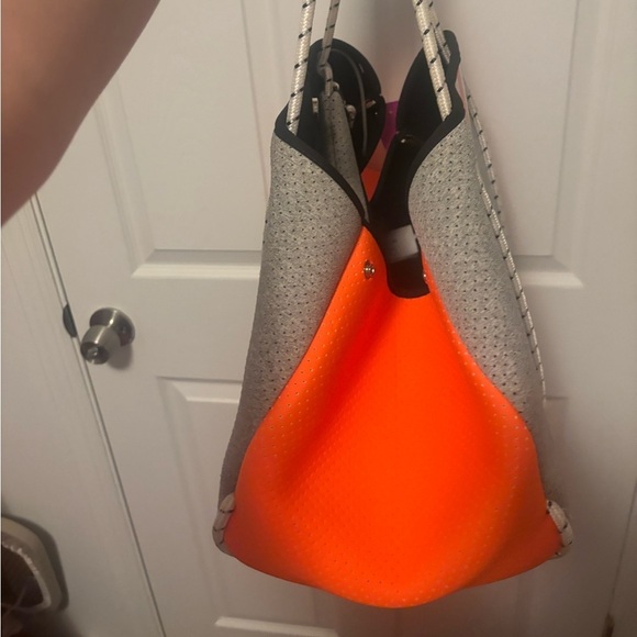 Haute Shore Greyson Lounge Tote & Pouch - Picture 2 of 5